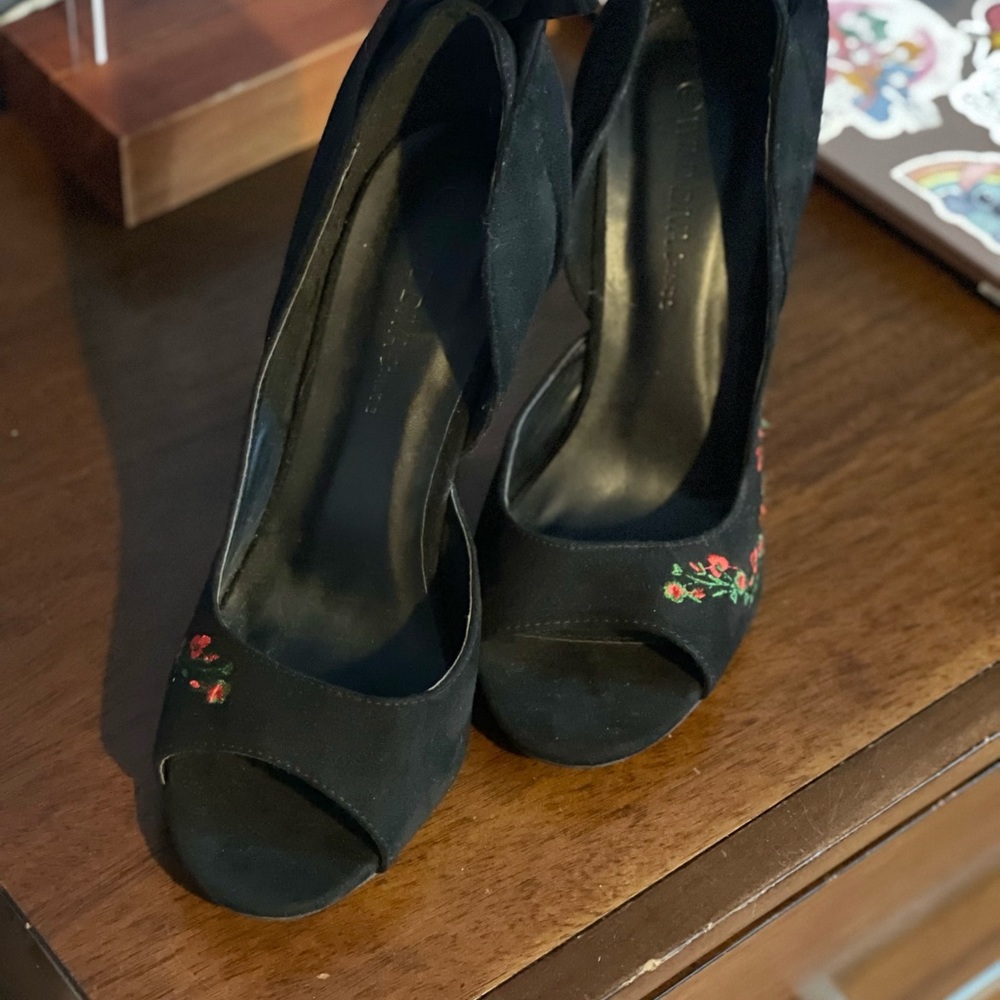 Embroided Black heels